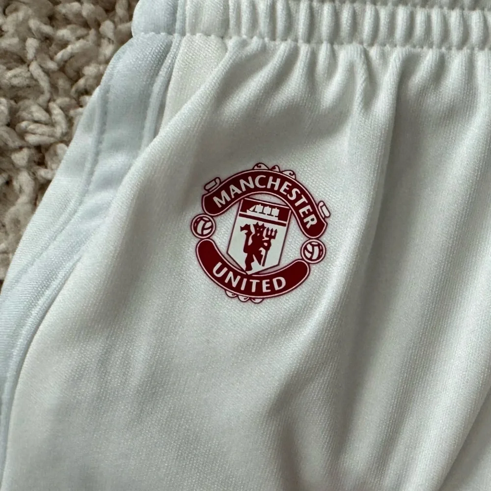 NWOT adidas Man United Third Shorts 2023-24 - Kids, size Small 9-10